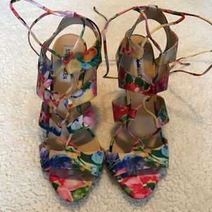 NWOT Strappy Steve Madden heels size 7.5